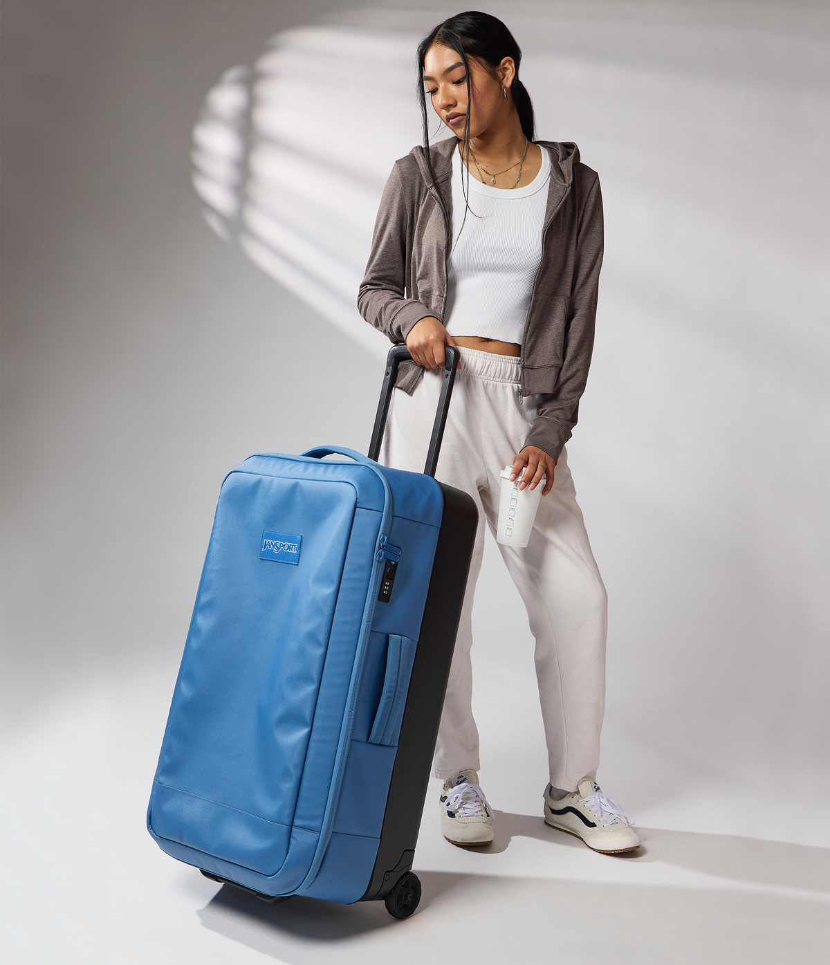 good-latitude-30-rolling-duffel-p2 JS0A86EOEW5-MODEL.png
