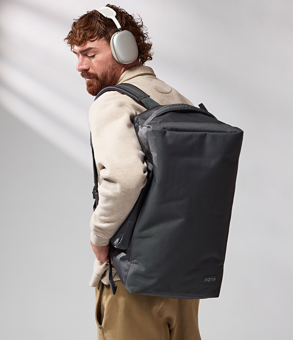 convertible-duffel-toiletry-bag-smokey-grit-set-l5 JS0A8E8EDMX-MODEL.png