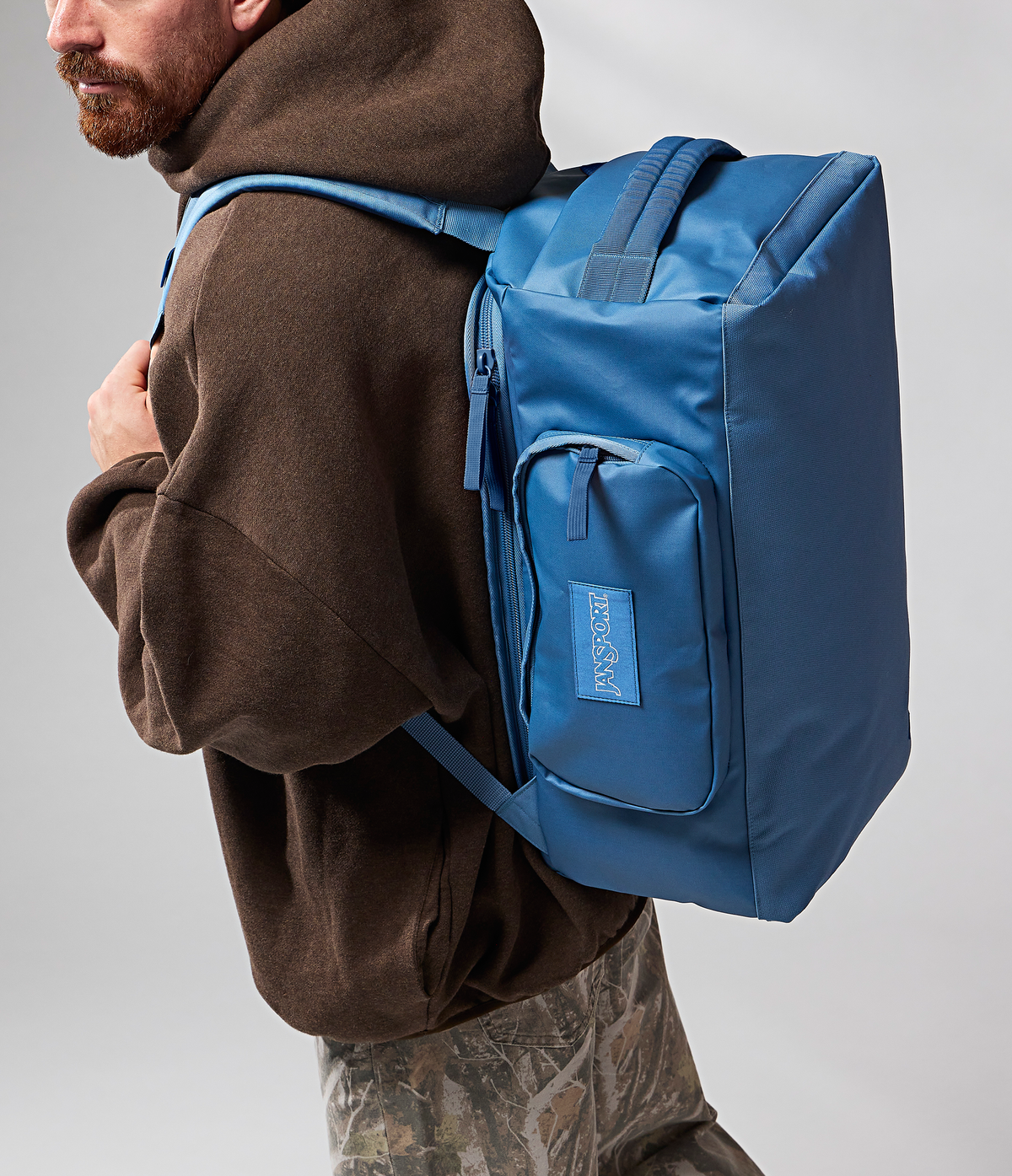 convertible-duffel-toiletry-bag-elemental-blue-set-x1 JS0A8E8EEW5-MODEL.png